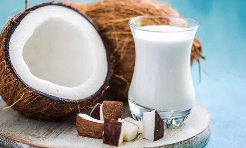 Nước cốt dừa có tác dụng gì? Dùng nước cốt dừa thay cho nước dừa có tốt không?