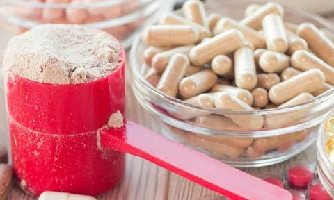 Chuyên gia tiết lộ vì sao uống những loại vitamin này chỉ phí tiền lại vô dụng, gồm cả collagen