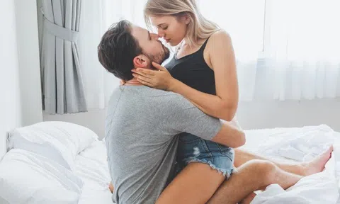Chồng đòi "yêu" 5-6 lần/ngày vào thời điểm cực nhạy cảm, vợ lên mạng hỏi một câu khiến ai nấy càng phẫn nộ