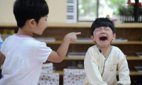 Bé trai đi học 2 tuần thì 3 lần đánh bạn, bác sĩ chỉ rõ nguyên nhân thì người bố chối ngay vì bí mật này