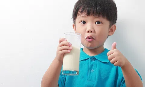 Trẻ cứ uống được nhiều sữa là sẽ cao? Bác sĩ Viện dinh dưỡng tiết lộ uống sữa cách này mới chuẩn