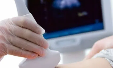 Con trai 13 tuổi bị ung thư gan giai đoạn cuối, mẹ khóc ngất và ân hận vì biết bệnh của con nhưng chủ quan