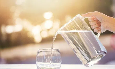 Mỗi ngày uống 2 hay 3 lít nước thì tốt hơn? Nếu có biểu hiện này, cơ thể biết ơn bạn vì đã đủ đầy nước