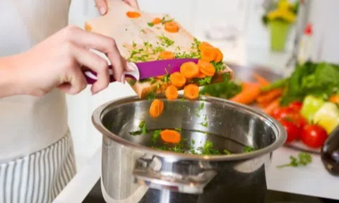 "Khôn ăn cái, dại ăn nước" có đúng? Bác sĩ chia sẻ cách ăn để khỏe mạnh, giảm cân khiến nhiều người bất ngờ