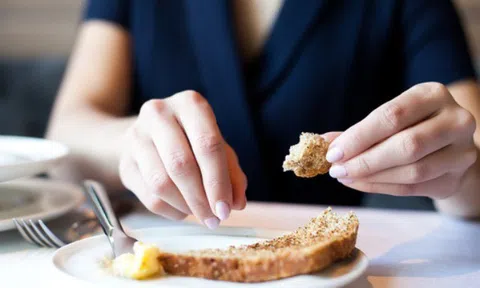 Ăn bánh mì 3 bữa mỗi ngày, người phụ nữ bất ngờ khi khám xương, cảnh báo những thực phẩm "ăn mòn" canxi