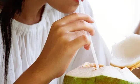 Khi nào không nên uống nước dừa? Uống nước dừa vào những lúc này dễ hại sức khỏe, nhất là điều đầu tiên