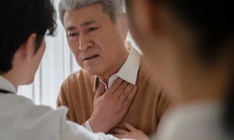 Mẹ chồng gia trưởng chủ động chăm sóc cháu, tôi chết lặng khi nghe cuộc trò chuyện giữa bố mẹ chồng trong bếp