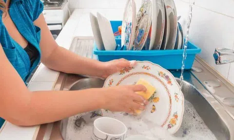 5 thói quen nguy hiểm khi rửa bát có thể khiến chất gây ung thư xâm nhập cơ thể, vi khuẩn tăng lên hàng triệu