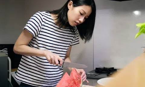 Phụ nữ trong giai đoạn nhạy cảm không nên ham "2 đỏ", nên uống thường xuyên "2 vàng" để ngừa viêm phụ khoa