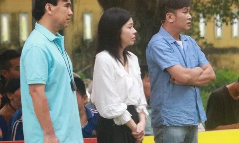 MC Quyền Linh, Vũ Ngọc Ánh khóc nghẹn trước cảnh bé gái mất cha, mẹ bệnh nên phải nấu mì thay canh ăn với cơm qua ngày