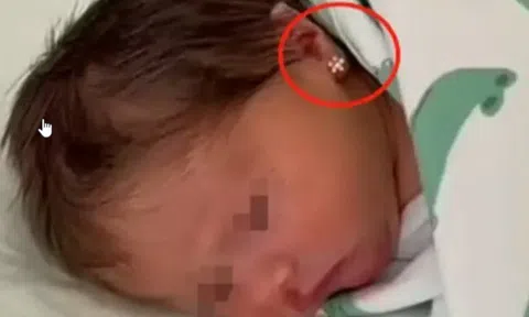 Thấy con sơ sinh khóc đau đớn, mẹ nhìn tai em bé mà giận bà nội, vội đưa đi bác sĩ