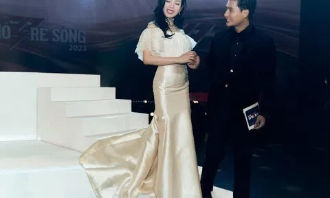 Người yêu kém 12 tuổi gọi Lệ Quyên là "quý bà sang trọng", lần đầu giãi bày bảo vệ bạn gái sau drama