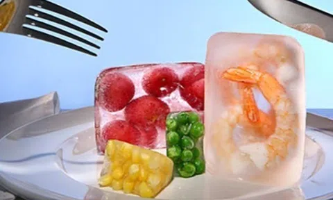 Rã đông thực phẩm bằng nước nóng có tốt không? Chuyên gia chỉ cách rã đông chuẩn nhất nhưng ít người dùng