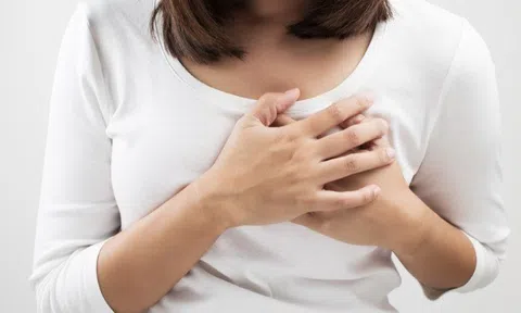 Cô gái trẻ mang 4 ngực suốt nhiều năm nên không thể tìm được bạn trai, bác sĩ tiết lộ nguyên nhân
