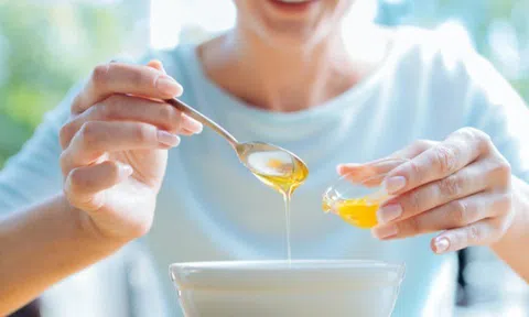 Dùng mật ong hằng ngày có tác dụng gì? Vì sao mật ong ngọt nhưng giúp giảm cholesterol, ngăn ngừa bệnh tiểu đường?