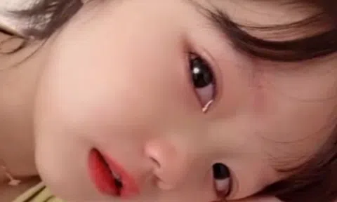 Bé gái xinh đẹp bật khóc: "Con mệt mỏi lắm rồi!" vì mẹ bắt học đủ môn năng khiếu từ piano đến khiêu vũ, mẫu nhí...