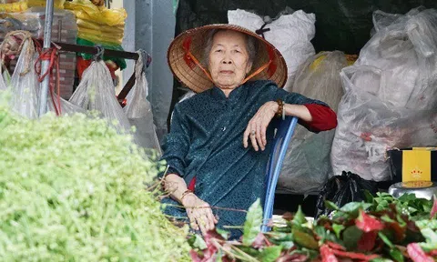 Cụ bà 42 năm bán lá tắm ở Hà Nội chia sẻ cách giải cảm, phòng bệnh khi thời tiết nồm ẩm