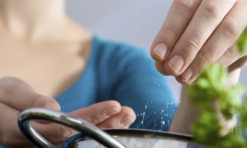 Ba người trong nhà đều mắc u tuyến giáp, bác sĩ khuyến cáo mọi người nên chú ý khi dùng gia vị này
