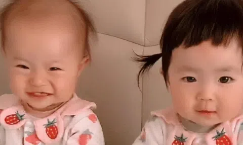 Hai chị em sinh đôi giống hệt nhau chỉ khác mái tóc, ai nhìn vào cũng "dở khóc dở cười"