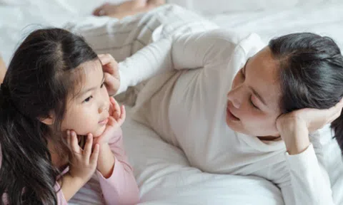 Bé gái 7 tuổi ngực phổng phao như thiếu nữ, mẹ ân hận khi nghe bác sĩ chỉ ra nguyên nhân