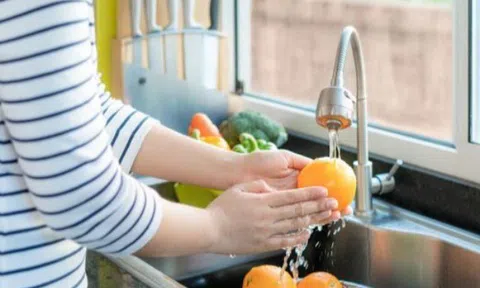 Top 16 loại trái cây có dư lượng thuốc trừ sâu cao, quả đứng đầu ai cũng tưởng sạch vì chỉ ăn phần ruột