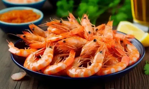 Ăn tôm sông hay tôm biển thì tốt hơn? Dù loại tôm nào thì khi có dấu hiệu này cần bỏ ngay kẻo gây độc