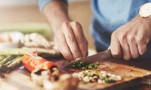 Dùng thớt bằng nhựa, gỗ hay thủy tinh thì tốt hơn? Đây là lý do chuyên gia khuyên nên hạn chế thớt nhựa