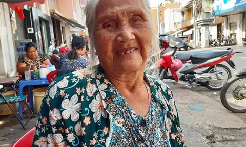 Nữ nghệ sĩ có 6 người con qua đời bi thương nay tuổi 87 vẫn phải mưu sinh, bị xe tông không tiền tái khám