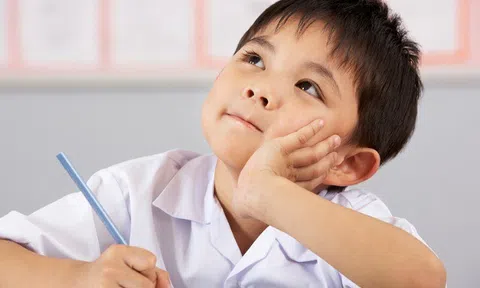 Cho con ăn toàn thứ bổ não nhưng trẻ vẫn học kém, bố đánh đòn rồi ân hận khôn nguôi khi biết điều này