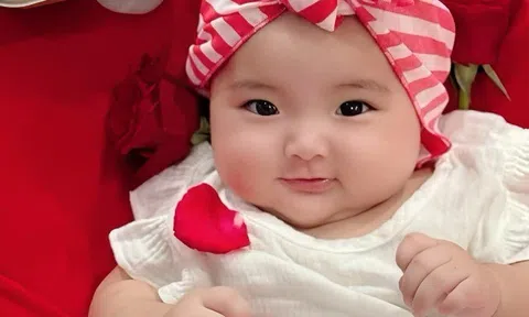 Con gái Lisa nhà Khánh Thi Phan Hiển tròn 6 tháng tuổi, mặt tròn như bánh bao, nặng gần 9kg