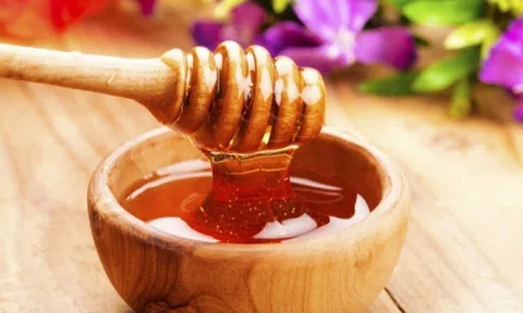 Mật ong pha nước nóng hay nước lạnh thì tốt hơn? Bác sĩ lý giải tin đồn pha mật ong với nước nóng tạo chất độc