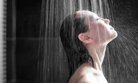 Tắm vào khung giờ bác sĩ khen tốt, người phụ nữ miền Tây vẫn đột quỵ, vậy tắm thế nào mới đúng?