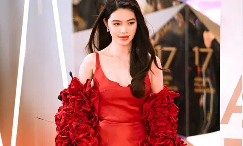 Jolie Nguyễn thần thái "chặt chém" thảm đỏ LHP châu Á, gặp gỡ "Park Min Young Hong Kong"