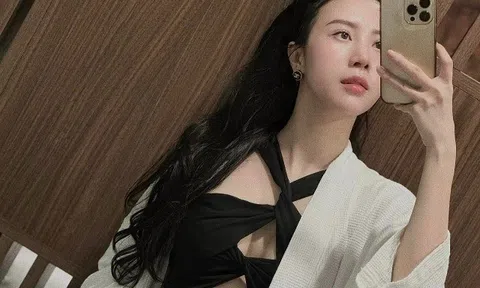 Cựu Hoa khôi hàng không phô diễn đường cong lấp ló với áo tắm, đẹp "mòn con mắt" là đây!