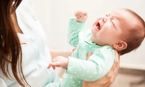 Bé gái 2 tuổi phù não, ngừng thở vì một thói quen dỗ nín khóc rất nhiều bố mẹ hay làm