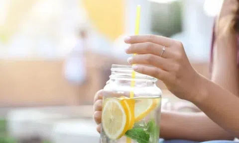 Loại nước nhiều người cố uống buổi sáng để thải độc, nạp vitamin C nhưng quên một điều thì dễ hại dạ dày