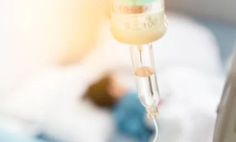 Bé trai 7 tuổi yếu liệt tứ chi theo cơn, đi khám bất ngờ phát hiện mắc căn bệnh tưởng chỉ gặp ở người lớn