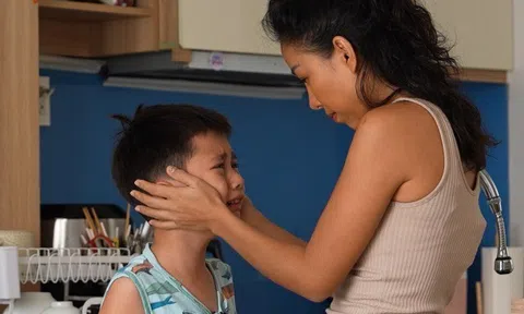 Con trai giận dỗi khóc giàn giụa nước mắt, mẹ đơn thân Thảo Trang có cách xử lý khéo léo