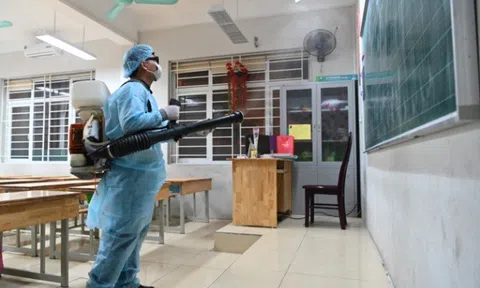 Nhiều học sinh ngứa mặt, đau rát mắt sau khi trường phun thuốc muỗi: Tôi có nên cho con nghỉ học để an toàn?