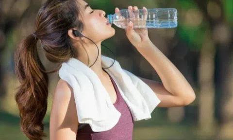 Hè này được cảnh báo nắng nóng cực gắt, bác sĩ chỉ dẫn 3 đúng - 3 sai khi uống nước trong mùa hè