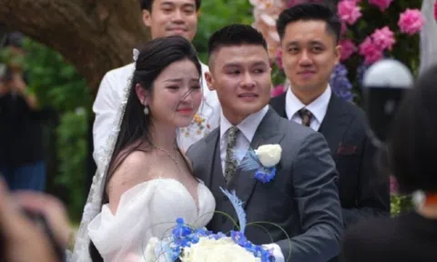 Quang Hải báo tin chuẩn bị đón quý tử trong đám cưới, rơi nước mắt nắm chặt tay cô dâu Chu Thanh Huyền