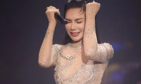 Hồ Quỳnh Hương xúc động bật khóc trong minishow "Anh" tại Hà Nội