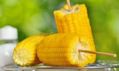 Ăn ngô bữa sáng có tốt hơn ăn cơm? Thật tiếc vì phần ngô luộc được ví như "thần dược" lại ít ai dùng