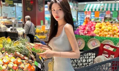 Hội chị em biến siêu thị thành sàn diễn, ăn mặc phóng khoáng khoe đường cong uốn lượn