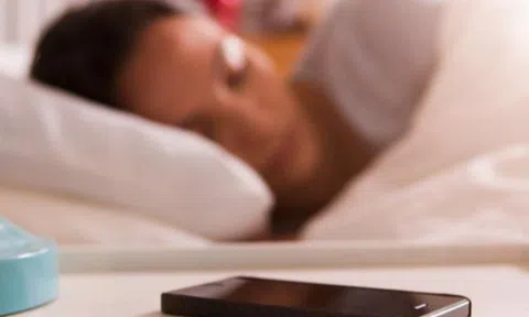 Ngủ cạnh điện thoại có gây ung thư? Nên để điện thoại bao xa mới tránh gây hại cho sức khỏe?