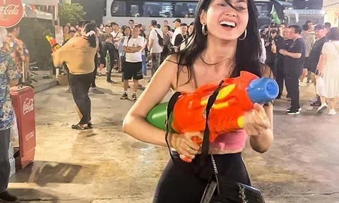 Bà mẹ Vbiz có con trai cao 1m8, vẫn tự tin diện đồ mỏng như giấy đi chơi té nước ở Thái Lan