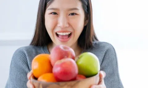 Quyết ăn táo mỗi sáng khi bụng đói, người phụ nữ bất ngờ với tác dụng có được, táo thực sự tốt thế nào?