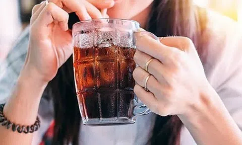 Ngày nào cũng uống thứ nước này, 3 năm sau cô gái 19 tuổi khóc nức nở nhận tin bị suy thận giai đoạn cuối