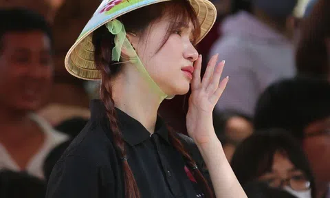 Hòa Minzy khóc liên tục, chứng kiến hoàn cảnh 2 chị em lúc đói chỉ biết ăn rau luộc lót dạ