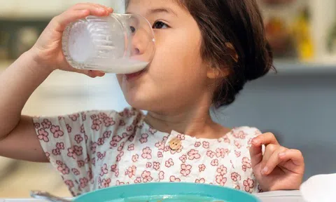 Trẻ uống sữa thay nước có mau cao hay chỉ béo? Bác sĩ tiết lộ đây là lượng sữa trẻ nên uống mỗi ngày